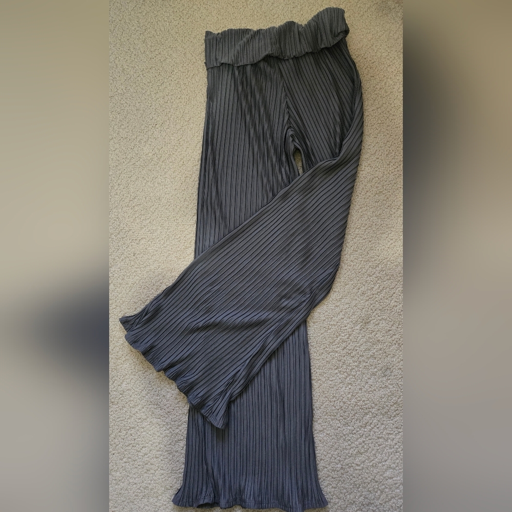 Love Cameron Size L Pleated Gray Elastic Waist Flare Bottom Pants Long